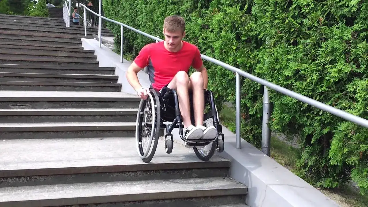 Jak wjechać wózkiem inwalidzkim po schodach bezpiecznie i skutecznie