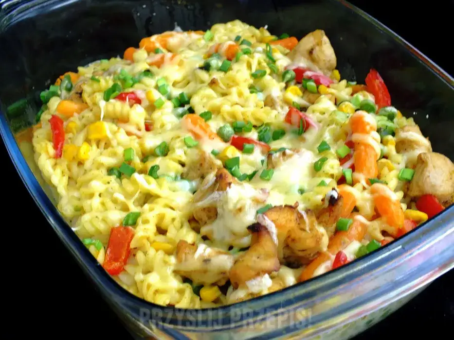 Prosta zapiekanka makaronowa z kurczakiem: Przepis na obiad w 30 minut