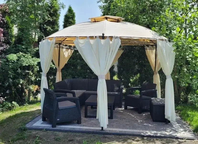 Z czego zrobić podłogę w altanie? Najlepsze materiały i porady