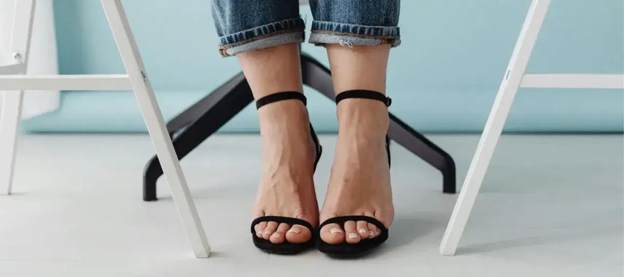 Jak nosić sandały na obcasie, aby wyglądać stylowo i czuć się komfortowo
