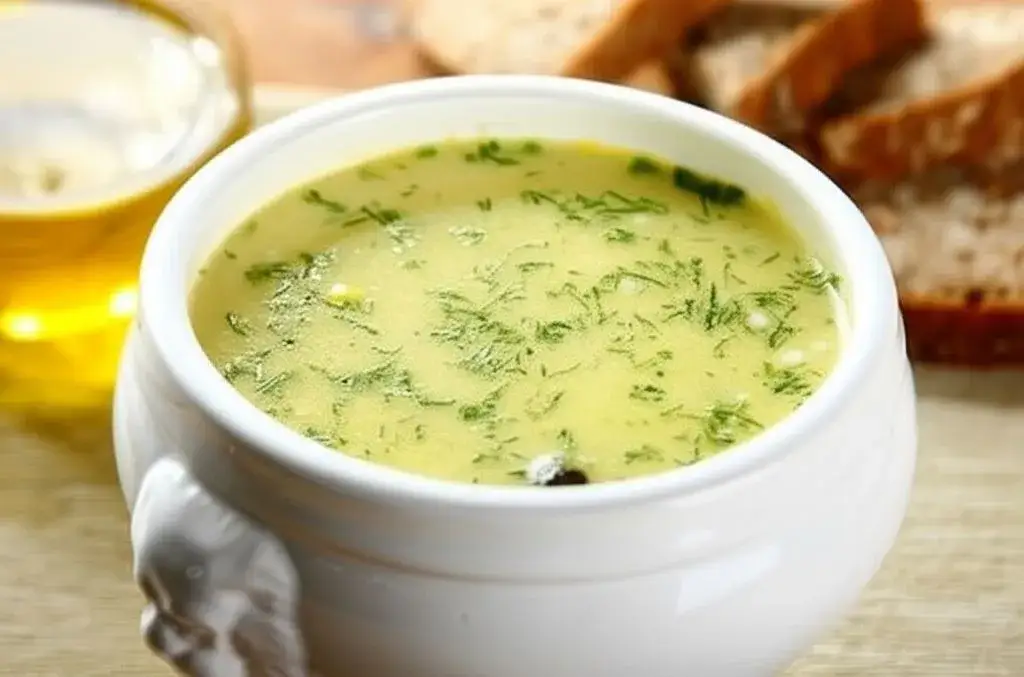 Przepis na zupę ogórkową: Klasyczny smak krok po kroku