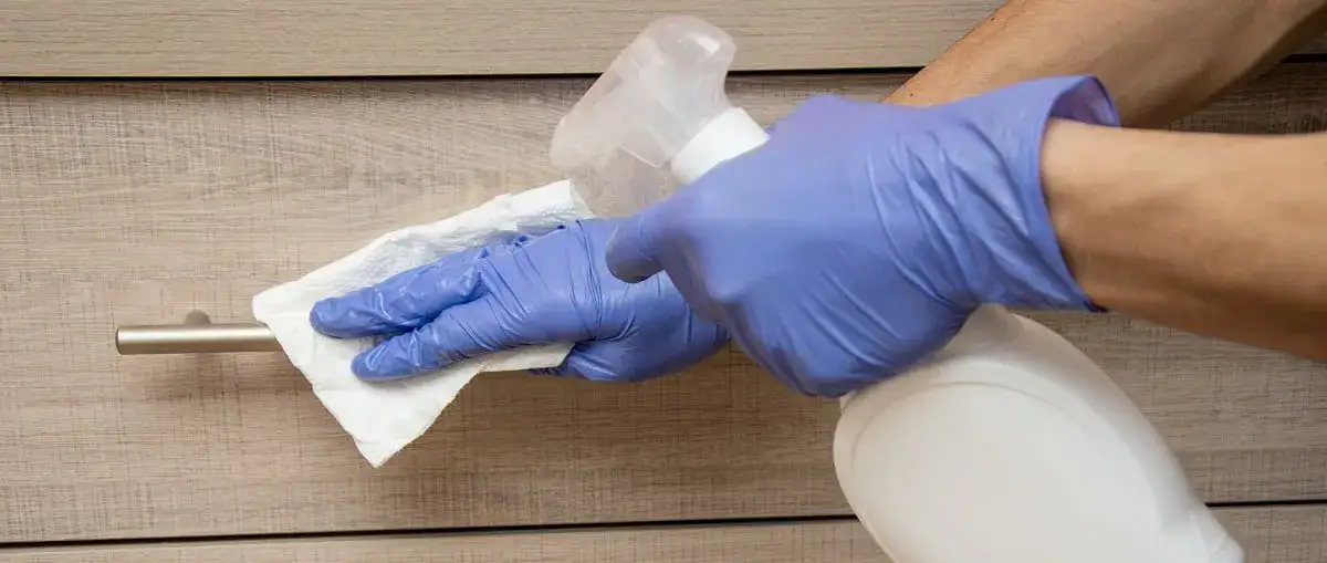 Skuteczne sposoby na usunięcie farby do włosów z mebli bez uszkodzeń