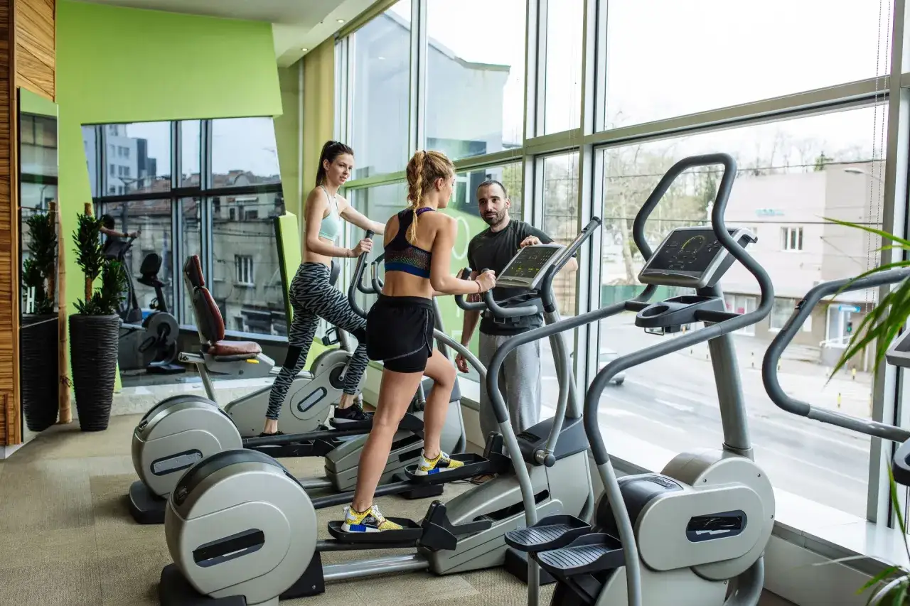 Orbitrek: Jak spalić tłuszcz i wzmocnić ciało bezpiecznie?