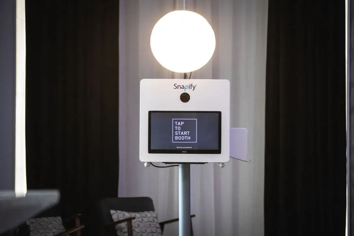 Fotobudka Warszawa: Jak wybrać idealną na wesele lub event?