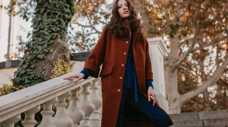Czy długie płaszcze są modne? Sprawdź, jak je nosić stylowo
