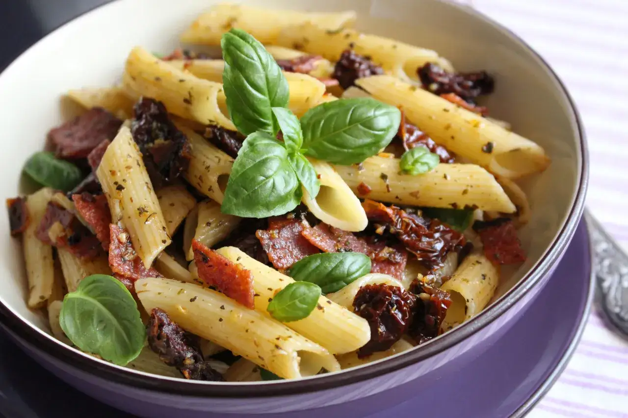 Perfekcyjna sałatka z penne i suszonymi pomidorami: Przepis i triki
