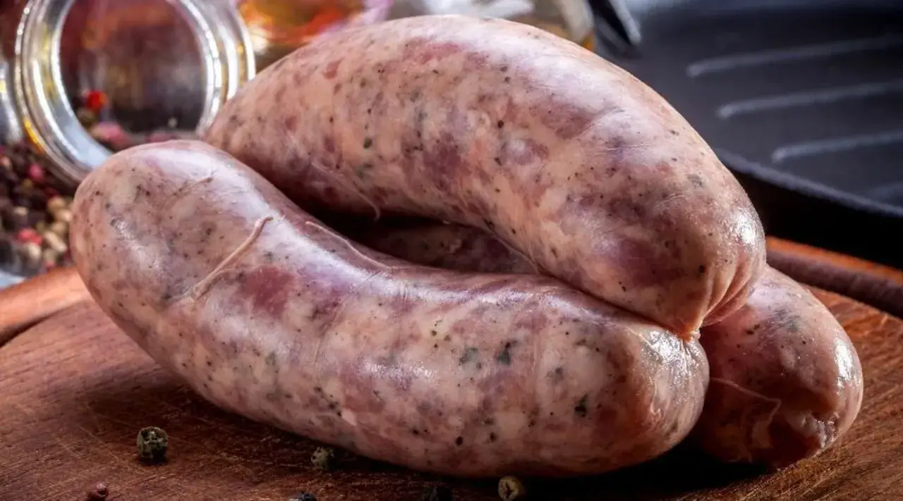 Z czego jest biała kiełbasa? Odkryj jej skład i tajemnice jakości