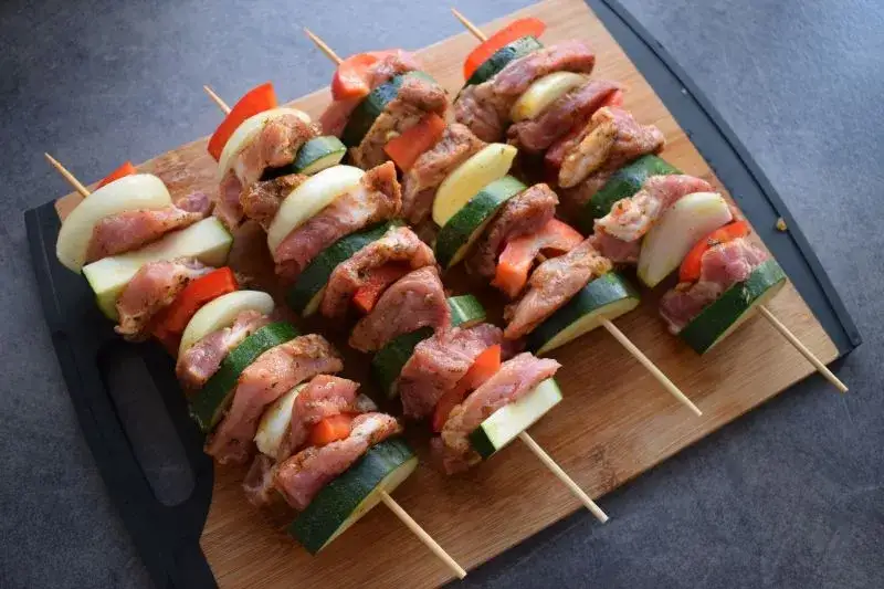 Jak przygotować karkówkę na szaszłyki, by zachwycić gości smakiem