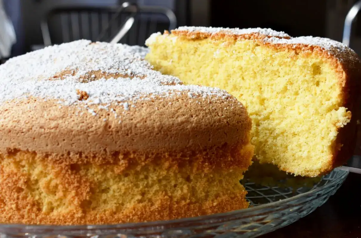 Puszysty biszkopt bezglutenowy, posypany cukrem pudrem. Idealny na każdą okazję, a przepis na niego jest prosty!