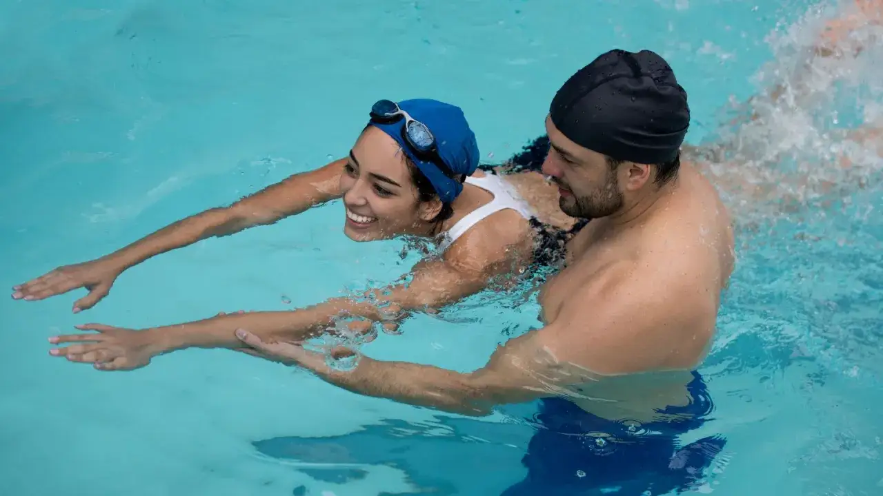 Pływanie dla dorosłych: Twój przewodnik od zera do swobody w wodzie