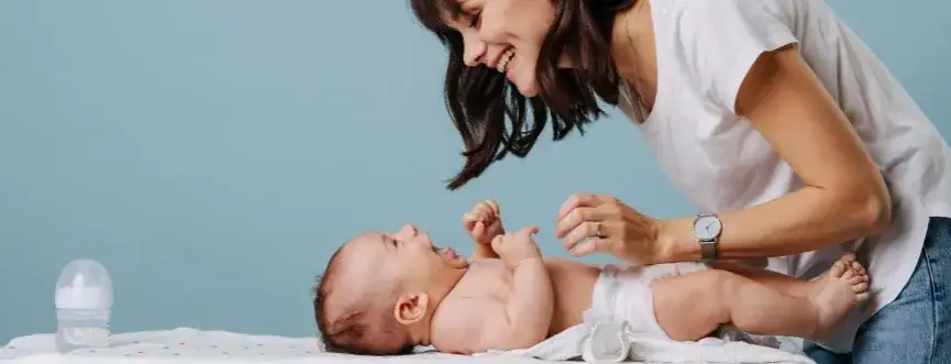 Niemowlę i mocz: jak pobrać próbkę? Pewny wynik bez stresu