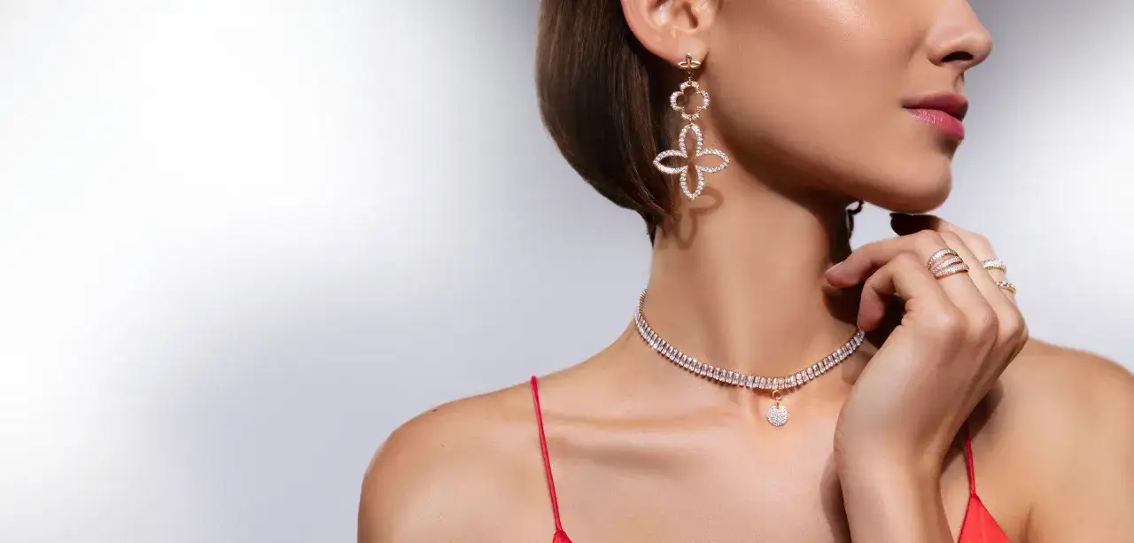 Jaka biżuteria do czerwonej sukni? Oto najlepsze wybory na każdą okazję