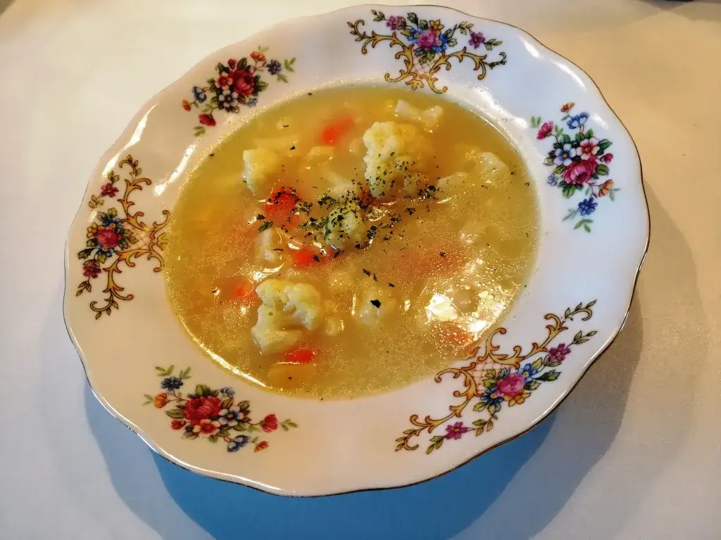 Kaloryczność zupy kalafiorowej: od 30 do 170 kcal! Jak ją zmniejszyć?