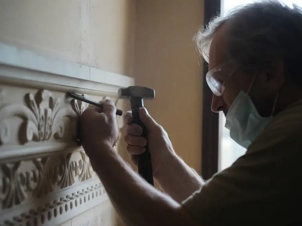 Jak zdjąć kamień dekoracyjny ze ściany bez uszkadzania ściany