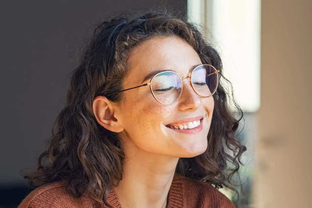 Przezroczyste oprawki dla kogo? Sprawdź, kto może je nosić