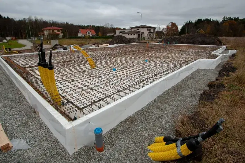 Fundamenty czy płyta: Które rozwiązanie zaoszczędzi czas i pieniądze?