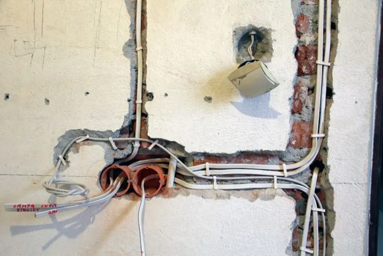 Widoczne przygotowania do montażu instalacji elektrycznej. Widać kilka puszek instalacyjnych, co sugeruje, że będzie sporo gniazd na jednym obwodzie.