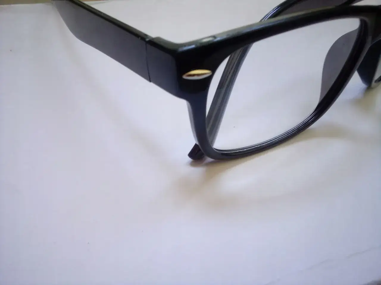 Okulary na minusy: Optyk czy internet? Kompletny przewodnik zakupowy