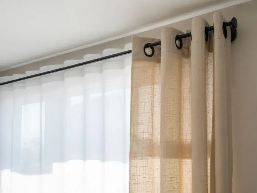 Karnisz do sypialni: wybierz idealny! Szyna czy drążek?