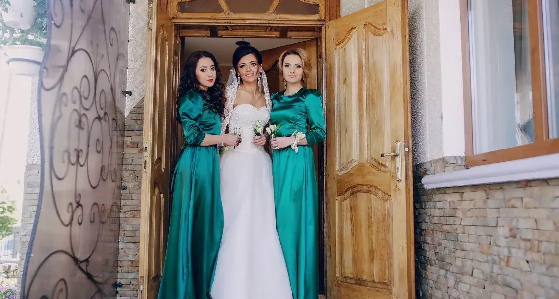 W czym na wesele w kwietniu? Modne stylizacje, które zachwycą