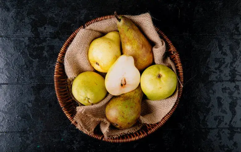 Czy gruszka tuczy? Fakty i mity o owocach w diecie!