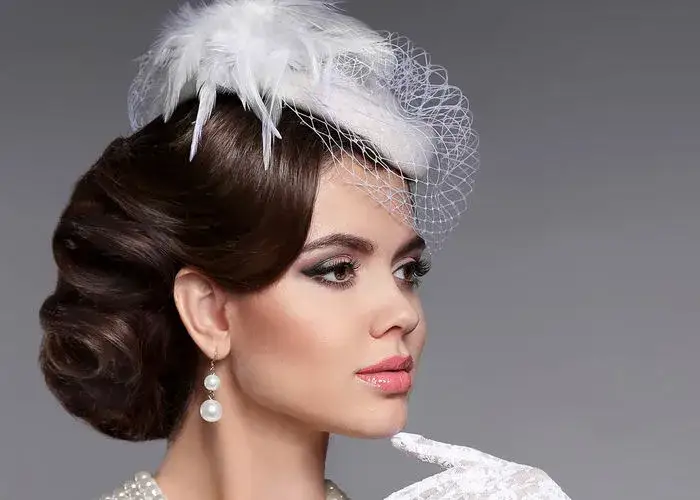 Toczek ślubny: Jak dobrać go do sukni? Porady stylistki!