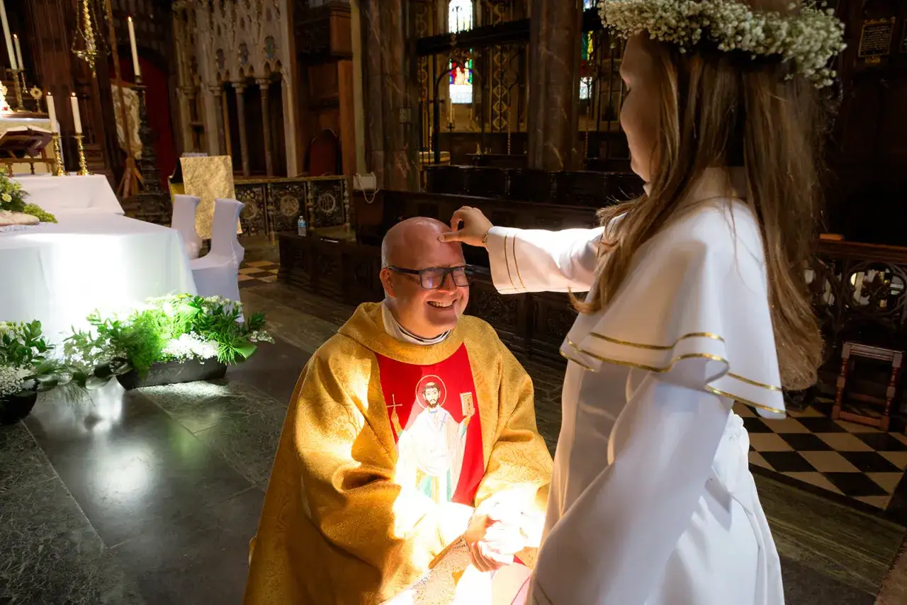 Kto jest głową kościoła w Anglii i co to oznacza dla wiernych?