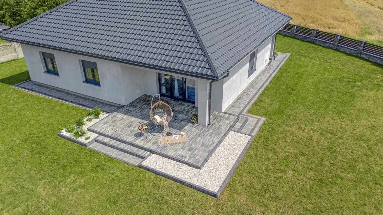 Jak zagospodarować nierówny teren wokół domu, aby uniknąć błędów