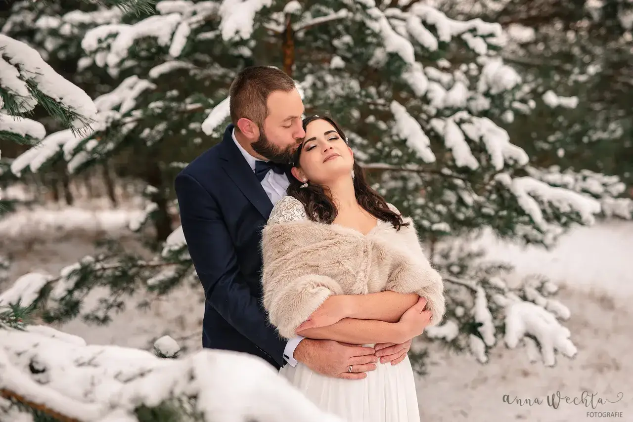 Co założyć na ślub? Modne stylizacje i błędy, których unikać jako gość