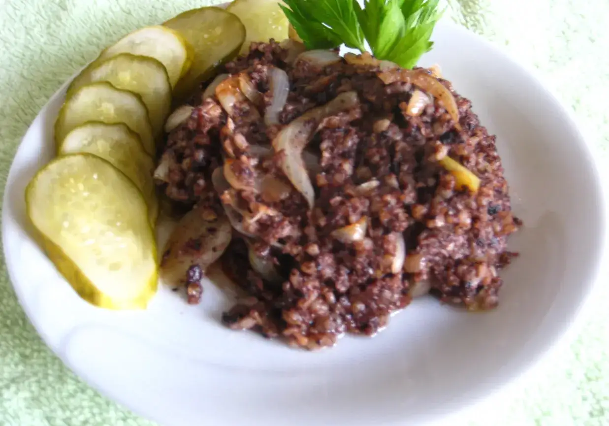 Kaszanka z jabłkiem i cebulą na grilla - pyszny przepis na lato