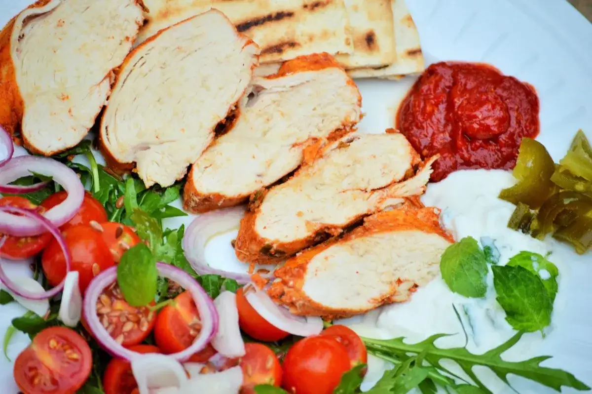 Soczysta pierś z kurczaka z piekarnika bez tłuszczu? Sprawdź triki!