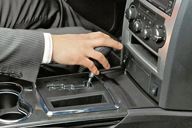 Czy w automacie jest sprzęgło? Odkryj różnice z manualem i DCT