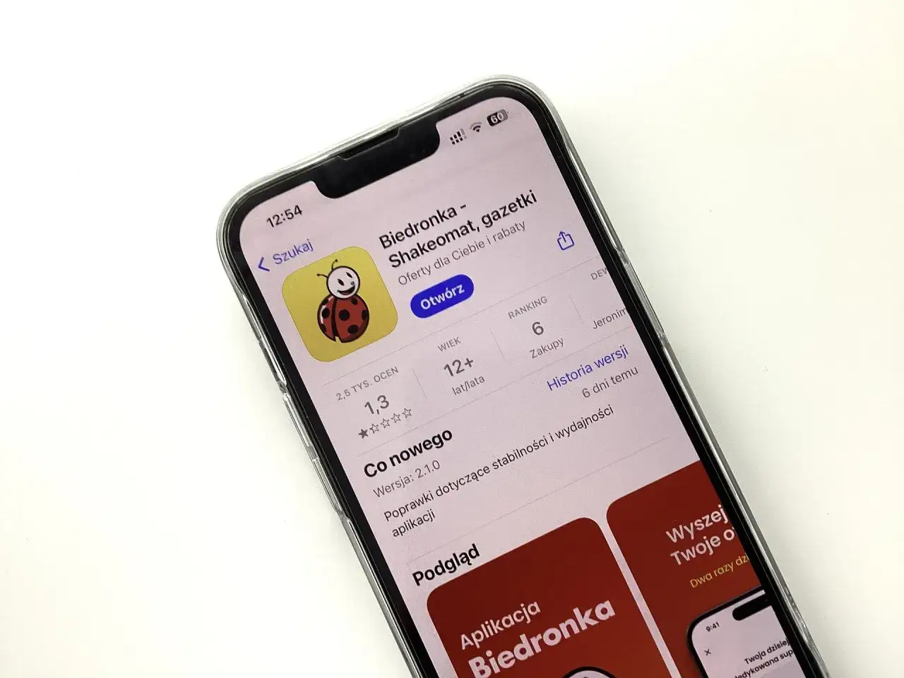Ekran telefonu z aplikacją Biedronka. Widoczna informacja o wersji i poprawkach, co może pomóc zrozumieć, dlaczego nie działa aplikacja Biedronka.