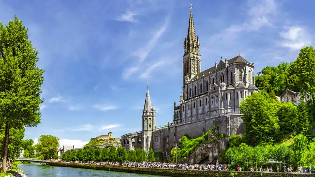 Sanktuarium Francja: Odkryj tajemnice Lourdes i innych miejsc pielgrzymkowych