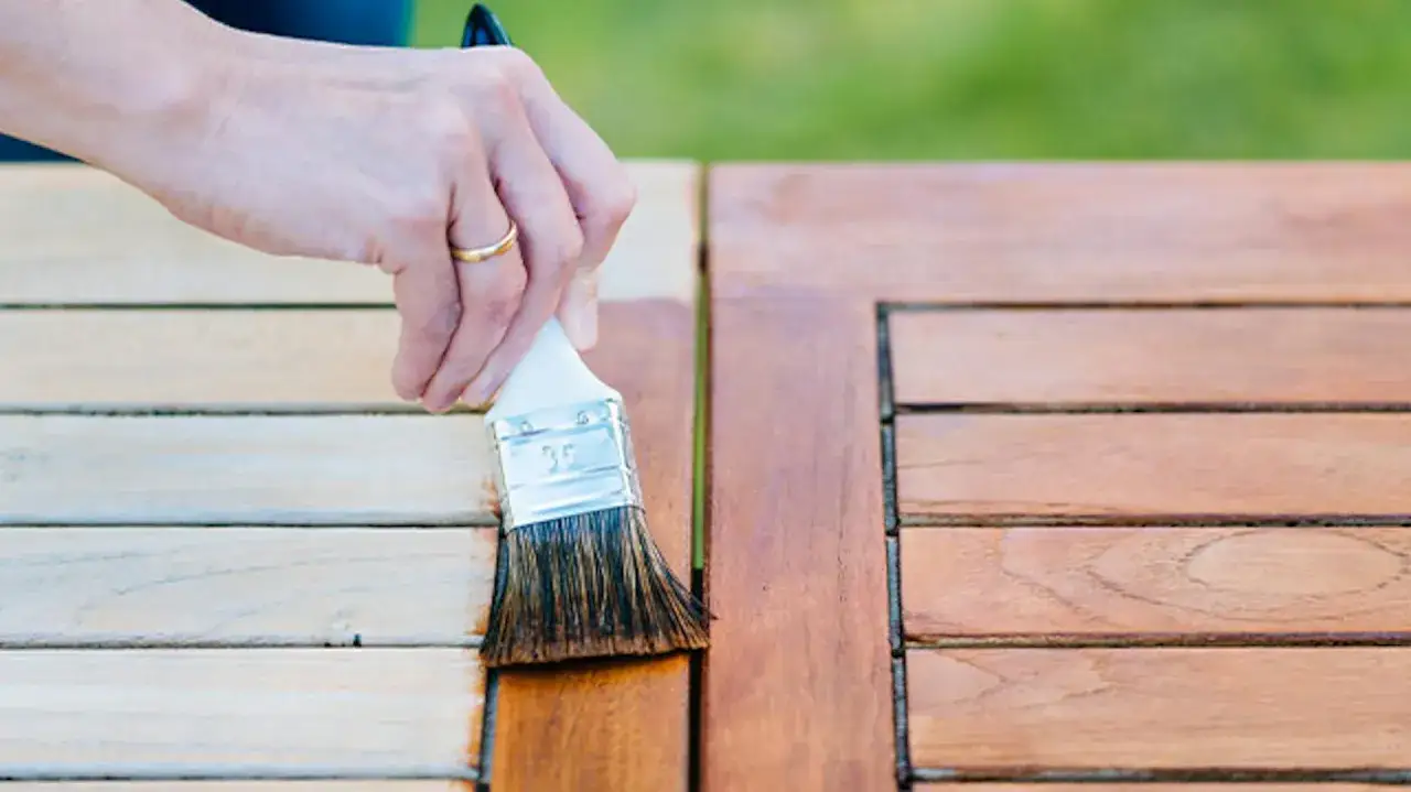 Malowanie stołu sosnowego na zewnątrz. Dowiedz się, czym zabezpieczyć drewno sosnowe na zewnątrz, by służyło latami.