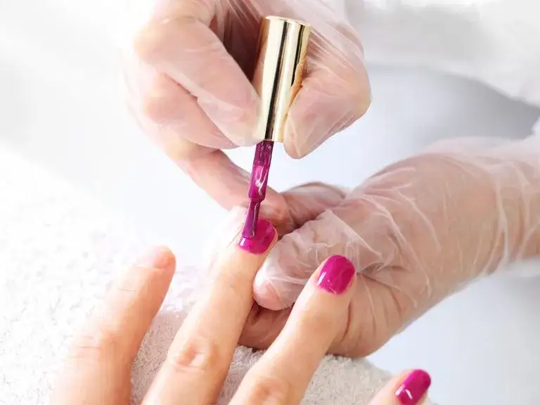 Czy żel do paznokci uczula? Objawy i jak ich unikać