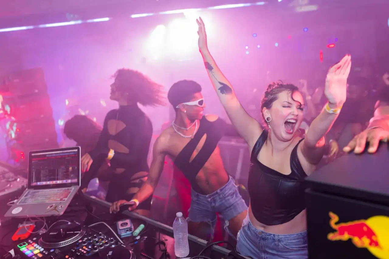 Gdzie można potańczyć w Ustce? Odkryj najlepsze kluby i imprezy