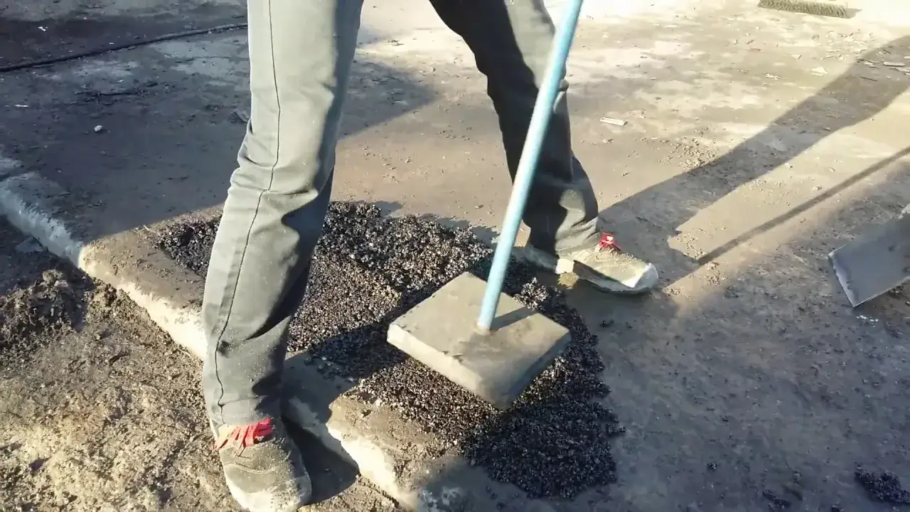 Jak położyć asfalt na zimno? Praktyczny poradnik DIY na lata!