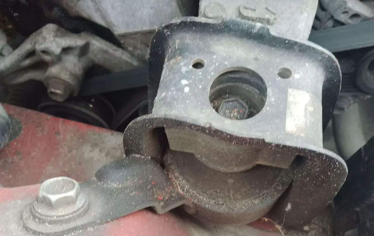 Objawy zerwanej poduszki silnika – jak rozpoznać i uniknąć kosztownych napraw