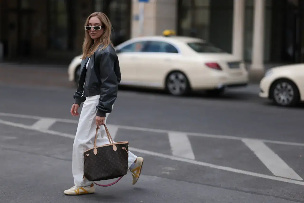 Sportowy styl i torebka: Jak łączyć wygodę z elegancją?