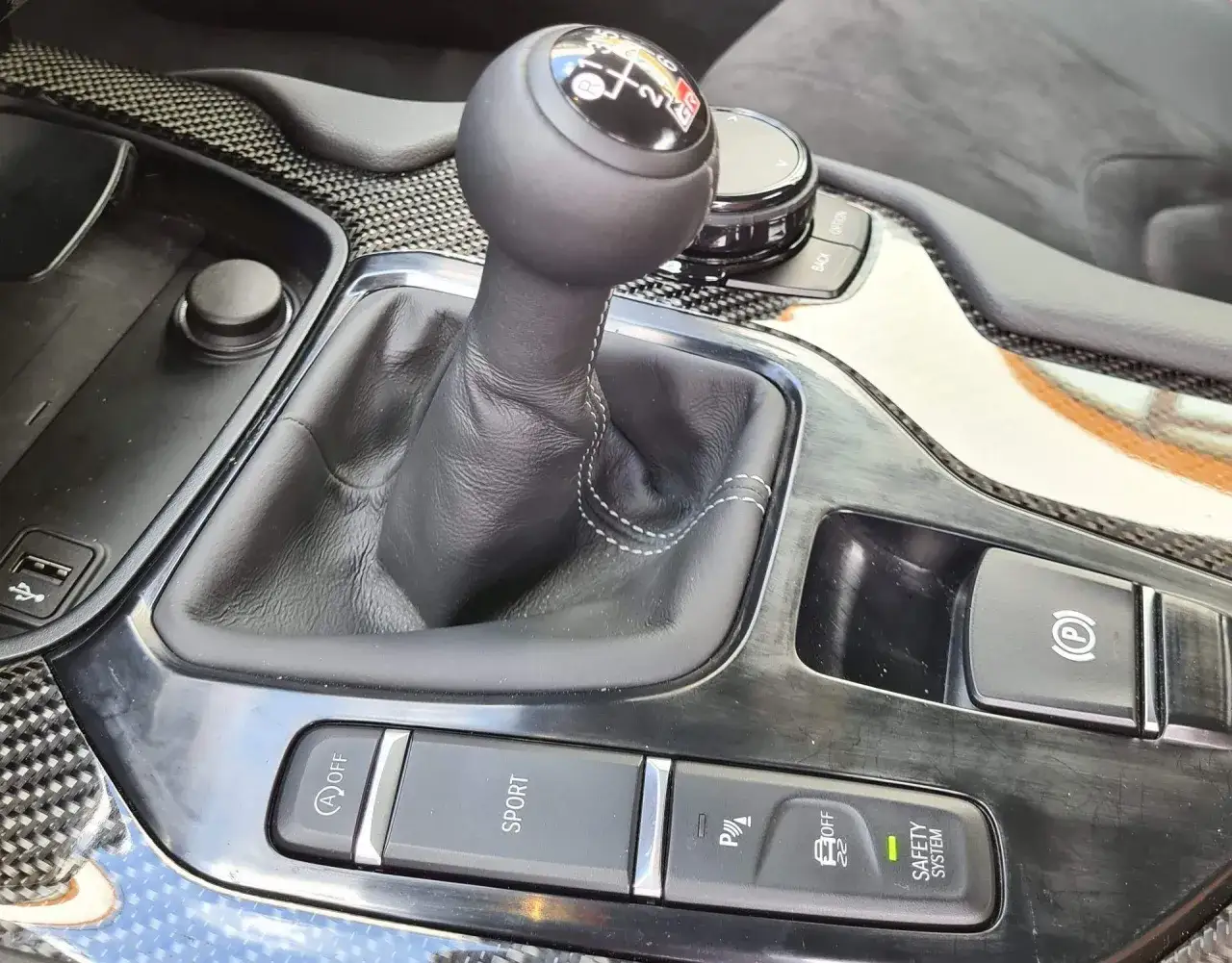 Czy można zmieniać biegi bez sprzęgła? Odkryj ryzyko i techniki