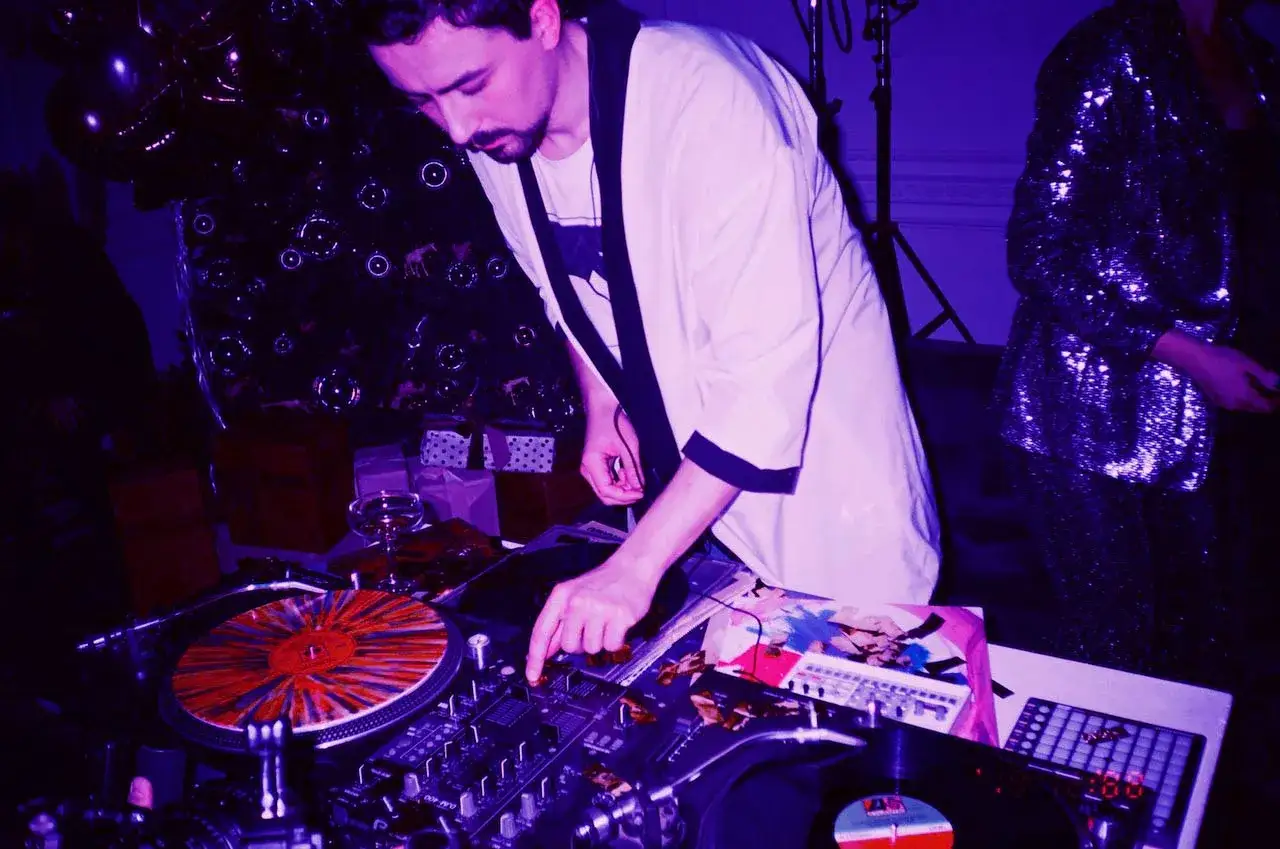 Co robi DJ? Odkryj tajniki pracy DJ-a w muzyce i klubach