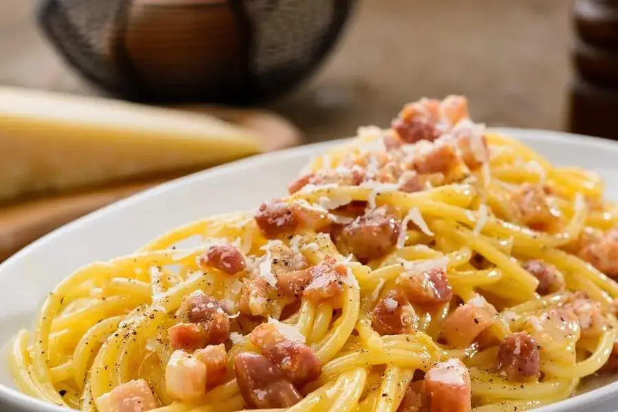 Ile kalorii ma spaghetti carbonara? Sprawdź wartości odżywcze!