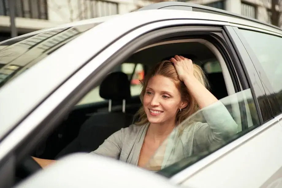 Kiedy można zacząć prawo jazdy? Sprawdź minimalny wiek i wymagania dla każdej kategorii!