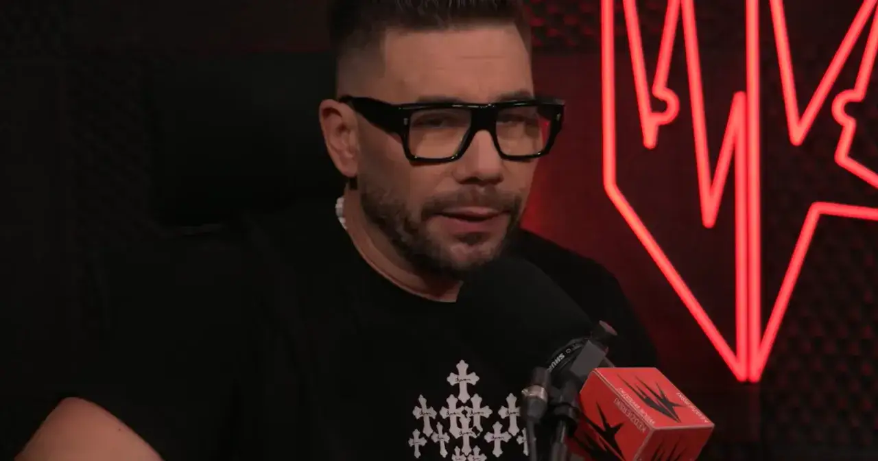 Mężczyzna w okularach i czarnej koszulce z krzyżami, kto prowadzi szalony podcast.