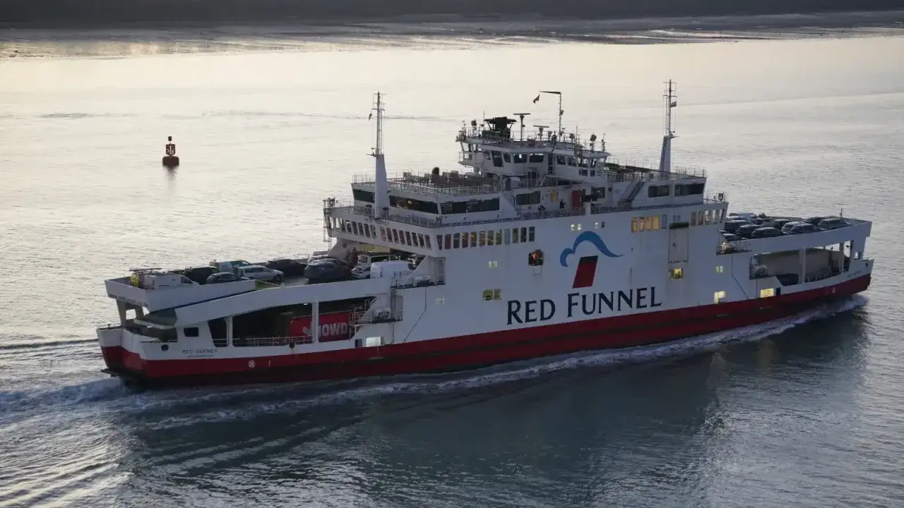 Prom Red Funnel z samochodami na pokładzie, płynący po wodzie. Zastanawiasz się, ile kosztuje prom do Anglii?