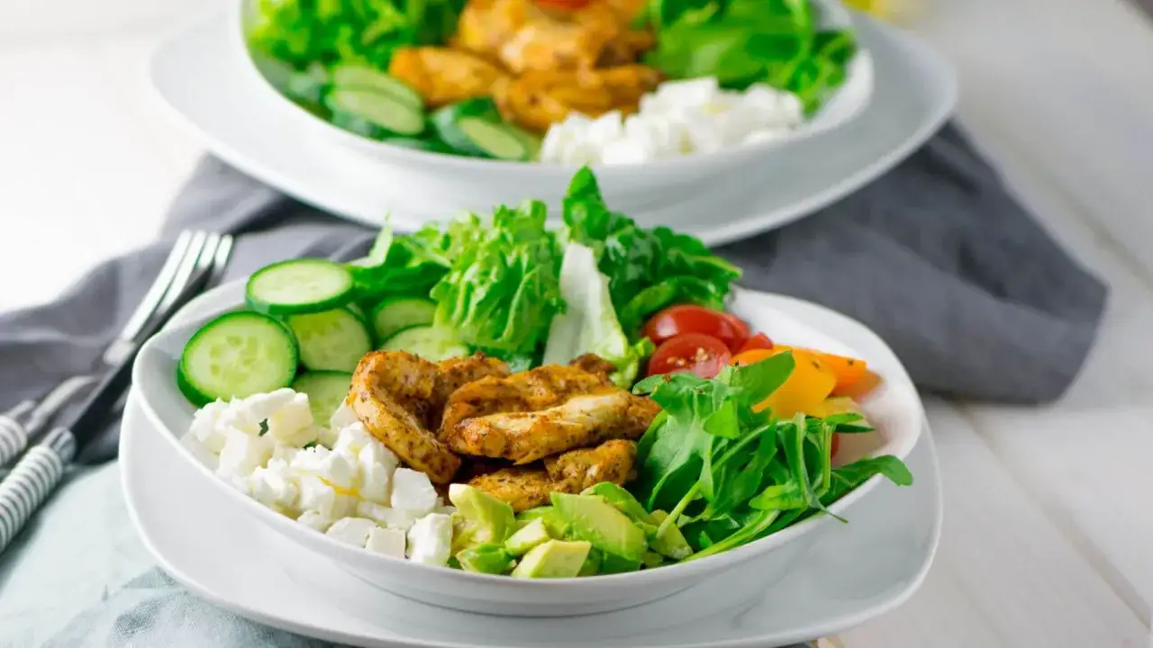 Perfekter Hähnchensalat: Saftiges Hähnchen & geniale Dressings