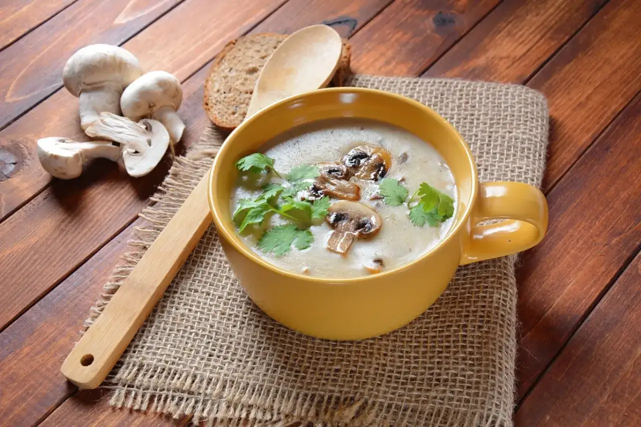 Jak uratować mdłą zupę pieczarkową? Proste triki na głęboki smak
