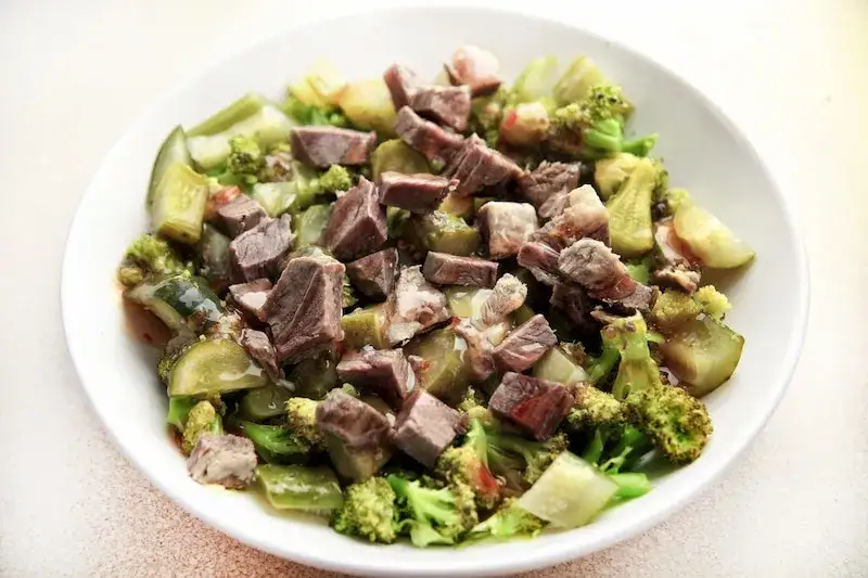 Sałatka z wołowiną: Jak zrobić ją idealnie soczystą? Przepisy