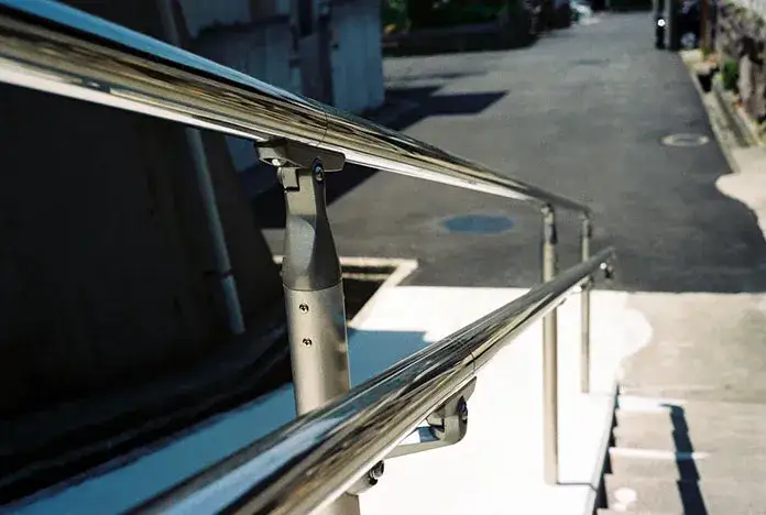 Jak skutecznie czyścić balustrady ze stali nierdzewnej bez ryzyka uszkodzeń